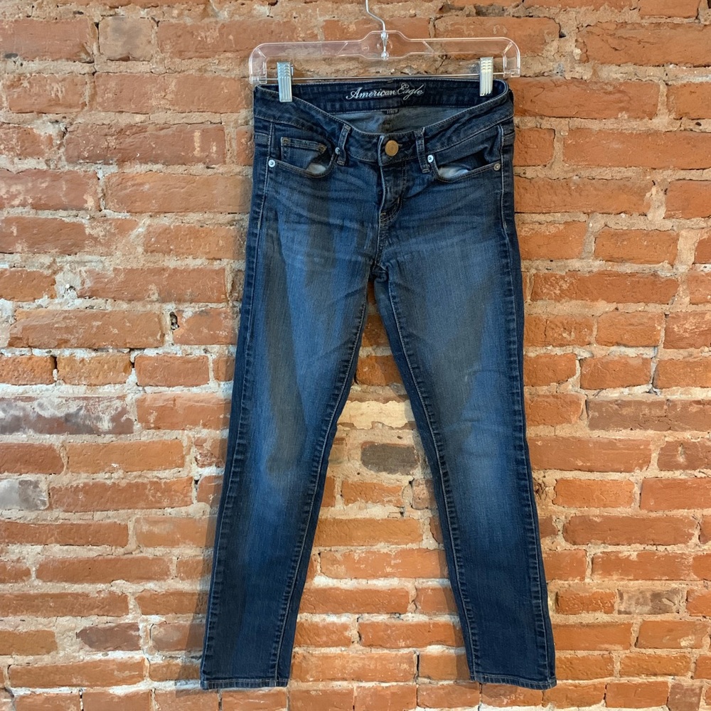 American Eagle distressed skinny jean // 4 Short